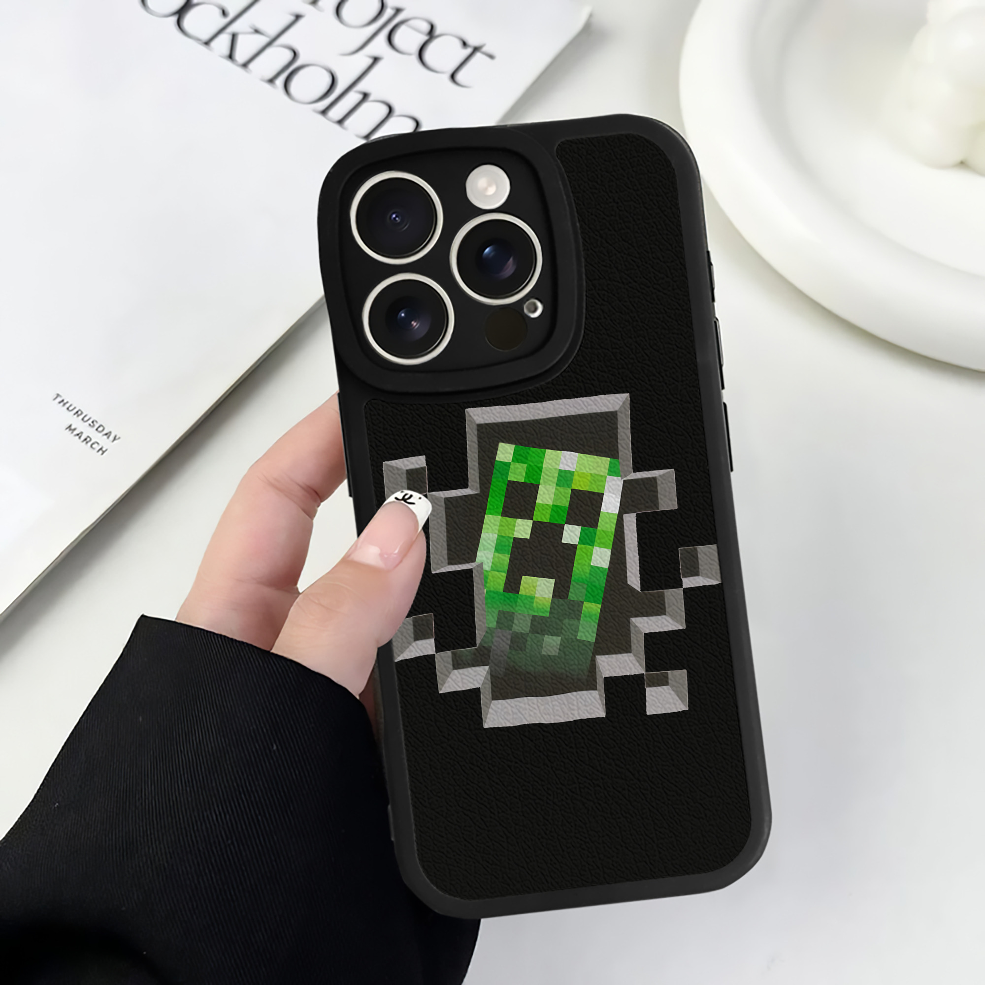 （画像用） マインクラフト ブロックの世界 Minecraft MC Block world 【iPhone 16シリーズ対応】シリコンスマホケース（レザー調） 材質：シリコン